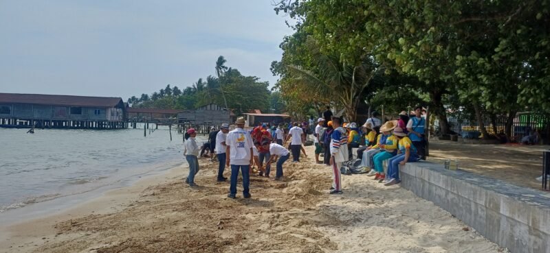 Bersihkan Pantai Lagorap, Kelurahan Batu Besar, Kecamatan Nongsa, Minggu (18/1/2026) pagi.