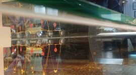 Warga Batam, sedang melihat emas perhiasan di Toko Emas Bandar Baru, Mega Mall, Selasa (27/1/2026)