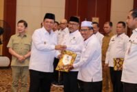 Gubernur Ansar Ahmad didampingi Penasihat Gubernur Kepri Bidang Perencanaan Pembangunan, Suharso Monoarfa, menyerahkan Dokumen DPA Tahun 2026 di Aula Wan Seri Beni, Tanjungpinang, Selasa (13/1/2026). Foto: Humas Diskominfo Kepri