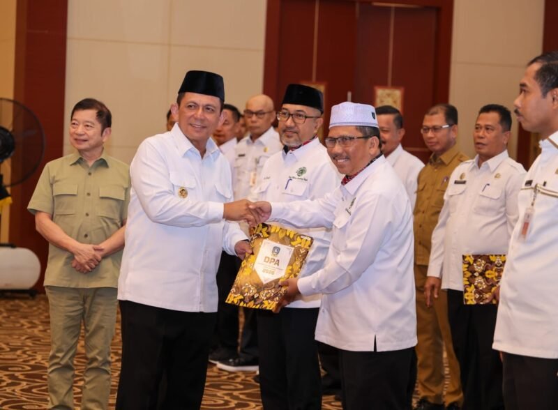 Gubernur Ansar Ahmad didampingi Penasihat Gubernur Kepri Bidang Perencanaan Pembangunan, Suharso Monoarfa, menyerahkan Dokumen DPA Tahun 2026 di Aula Wan Seri Beni, Tanjungpinang, Selasa (13/1/2026). Foto: Humas Diskominfo Kepri