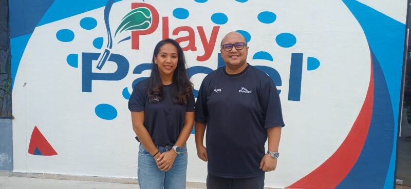 Vika dan Johara Yamani Daniel, Owner Play Padel Batamcentre, saat grand opening, Minggu (11/1/2026).