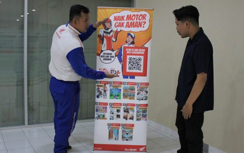 Petugas Capella Honda Kepulauan Riau memberikan tips keselamatan berkendara 5P+. Foto: Istimewa