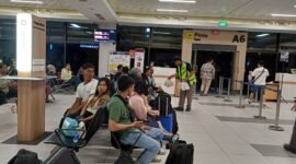 Penumpang Lion Air nomor penerbangan JT-989 rute Batam–Kualanamu (BTH–KNO), penumpang akhir tahun 2025, di Pintu 6 Bandara Internasional Hang Nadim Batam, Rabu (31/12/2025). 
