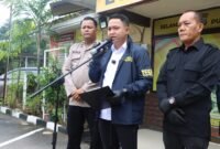 Kapolsek Lubuk Baja, Kompol Rangga Primazada, melalui Kanit Reskrim Iptu Noval Adimas didampingi Kasihumas Polresta Barelang Iptu Budi Santosa, saat rilis di Polsek Lubuk Baja, Rabu (31/12/2025). Foto: Istimewa