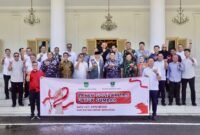 Pemko Batam menyerahkan bantuan tersebut di Istana Gubernur Sumatera Barat, Kota Padang, Minggu (11/1/2026). Foto: Humas Diskomfo Batam