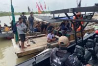 Operasi pencarian dan pertolongan (SAR) terhadap sebuah speedboat yang tenggelam akibat cuaca buruk di Perairan Tanjung Rambut, Kabupaten Karimun, Kamis (8/1/2026). Foto: Istimewa