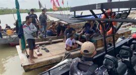 Operasi pencarian dan pertolongan (SAR) terhadap sebuah speedboat yang tenggelam akibat cuaca buruk di Perairan Tanjung Rambut, Kabupaten Karimun, Kamis (8/1/2026). Foto: Istimewa