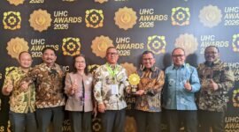 Wakil Gubernur Kepulauan Riau Nyanyang Haris Pratamura menerima penghargaan tersebut dari Menteri Koordinator Pemberdayaan Masyarakat RI Muhaimin Iskandar pada Deklarasi dan Pencanangan UHC di JIEXPO Kemayoran, Jakarta Pusat, Selasa (27/1/2026). Foto: Humas Diskominfo Kepri