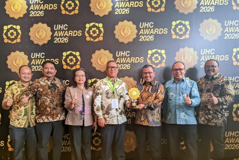 Wakil Gubernur Kepulauan Riau Nyanyang Haris Pratamura menerima penghargaan tersebut dari Menteri Koordinator Pemberdayaan Masyarakat RI Muhaimin Iskandar pada Deklarasi dan Pencanangan UHC di JIEXPO Kemayoran, Jakarta Pusat, Selasa (27/1/2026). Foto: Humas Diskominfo Kepri