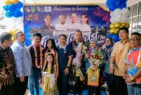 Wakil Menteri Pariwisata Ni Luh Puspa saat menyambut kunjungan wisman yang tiba di Batam pada hari pertama tahun 2026 di Pelabuhan Ferry Internasional Gold Coast, Batam, Kamis (1/1/2026). Foto: Kemenpar RI