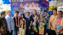 Wakil Menteri Pariwisata Ni Luh Puspa saat menyambut kunjungan wisman yang tiba di Batam pada hari pertama tahun 2026 di Pelabuhan Ferry Internasional Gold Coast, Batam, Kamis (1/1/2026). Foto: Kemenpar RI