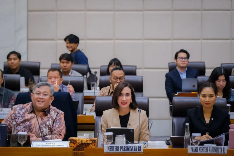 Menteri Pariwisata Widiyanti Putri Wardhana memaparkan capaian sektor pariwisata Indonesia sepanjang 2025 dan rencana kerja Kementerian Pariwisata 2026 dalam rapat kerja bersama Komisi VII DPR RI di Gedung DPR RI, Jakarta, Rabu (21/1/2026). Foto: Istimewa
