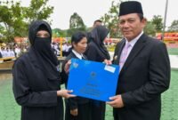 Gubernur Ansar menyerahkan Piagam Tanda Jasa dan Tanda Kehormatan Republik Indonesia kepada pegawai Kantor Kemenag Provinsi Kepri. Foto: BIRO ADPIM KEPRI