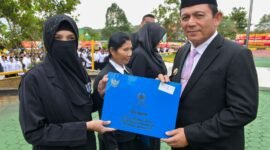 Gubernur Ansar menyerahkan Piagam Tanda Jasa dan Tanda Kehormatan Republik Indonesia kepada pegawai Kantor Kemenag Provinsi Kepri. Foto: BIRO ADPIM KEPRI