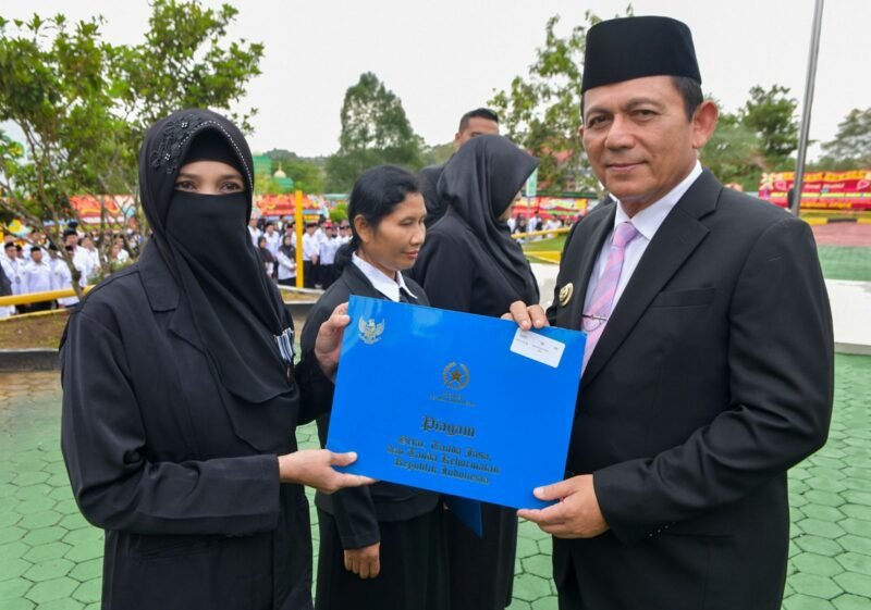 Gubernur Ansar menyerahkan Piagam Tanda Jasa dan Tanda Kehormatan Republik Indonesia kepada pegawai Kantor Kemenag Provinsi Kepri. Foto: BIRO ADPIM KEPRI