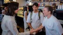 Menteri Pariwisata Widiyanti Putri Wardhana berinteraksi dengan wisatawan mancanegara saat melakukan kunjungan ke Terminal Keberangkatan Internasional Bandara I Gusti Ngurah Rai, Denpasar, Bali, Kamis (1/1/2026). Foto: Kemenpar RI