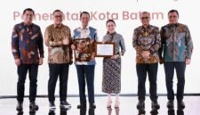 Wakil Menteri Investasi dan Hilirisasi/Wakil Kepala BKPM, Todo Tua Pasaribu, menyerahkan penghargaan tersebut kepada Wali Kota Batam Amsakar Achmad dan Wakil Wali Kota Li Claudia Chandra pada ajang Batam Investment Gala 2026 di Hotel Marriott Batam, Kamis (29/1/2026) malam. Foto: Humas Diskominfo Batam