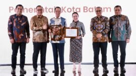 Wakil Menteri Investasi dan Hilirisasi/Wakil Kepala BKPM, Todo Tua Pasaribu, menyerahkan penghargaan tersebut kepada Wali Kota Batam Amsakar Achmad dan Wakil Wali Kota Li Claudia Chandra pada ajang Batam Investment Gala 2026 di Hotel Marriott Batam, Kamis (29/1/2026) malam. Foto: Humas Diskominfo Batam