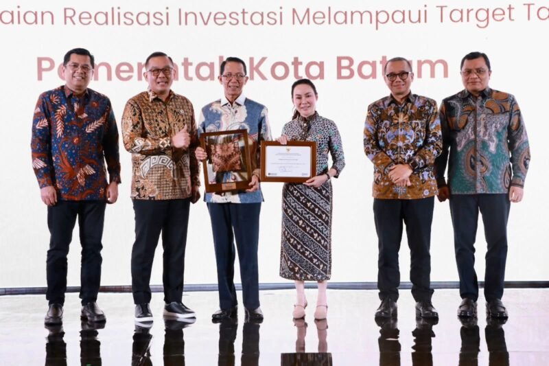 Wakil Menteri Investasi dan Hilirisasi/Wakil Kepala BKPM, Todo Tua Pasaribu, menyerahkan penghargaan tersebut kepada Wali Kota Batam Amsakar Achmad dan Wakil Wali Kota Li Claudia Chandra pada ajang Batam Investment Gala 2026 di Hotel Marriott Batam, Kamis (29/1/2026) malam. Foto: Humas Diskominfo Batam