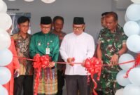 Wakil Gubernur Kepri Nyanyang Haris Pratamura bersama Wakil Wali Kota Tanjungpinang Raja Ariza memotong pita, meresmikan Satuan Pelayanan Pemenuhan Gizi (SPPG) Usman Harun, Teluk Keriting, Tanjungpinang, Jumat (30/1/2026). Foto: Diskominfo Kepri