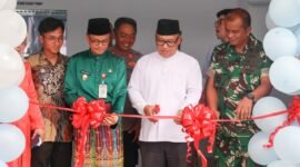 Wakil Gubernur Kepri Nyanyang Haris Pratamura bersama Wakil Wali Kota Tanjungpinang Raja Ariza memotong pita, meresmikan Satuan Pelayanan Pemenuhan Gizi (SPPG) Usman Harun, Teluk Keriting, Tanjungpinang, Jumat (30/1/2026). Foto: Diskominfo Kepri