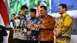 Gubernur Kepri Ansar Ahmad menerima buku 25 Praktik Terbaik Pemerintah Kabupaten dari Ketua Umum APKASI Bursah Zarnubi, Minggu (18/1/2026). foto: Biro ADPIM Kepri.