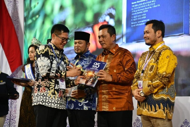 Gubernur Kepri Ansar Ahmad menerima buku 25 Praktik Terbaik Pemerintah Kabupaten dari Ketua Umum APKASI Bursah Zarnubi, Minggu (18/1/2026). foto: Biro ADPIM Kepri.