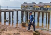 Gubernur Ansar membersihkan sampah di salah satu pantai di Pulau Penyengat. Foto: Biro ADPIM Kepri