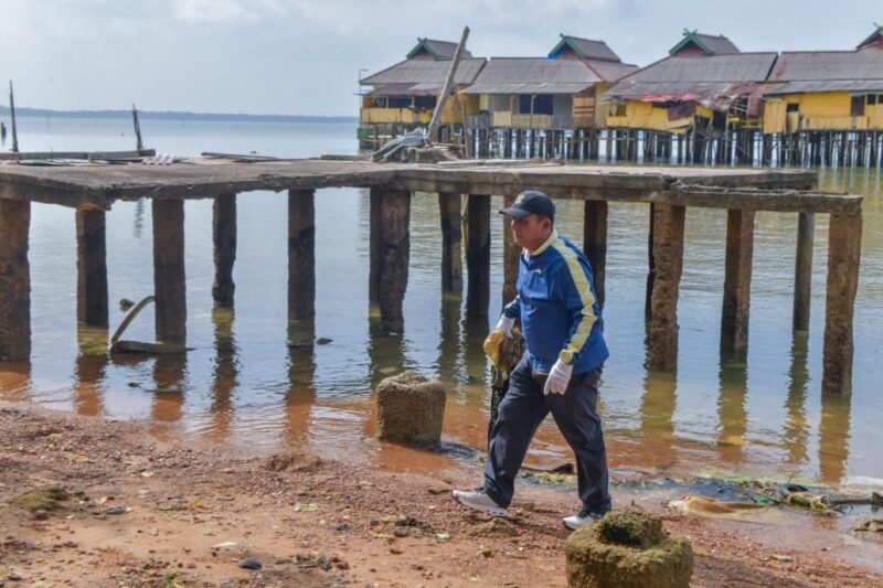 Gubernur Ansar membersihkan sampah di salah satu pantai di Pulau Penyengat. Foto: Biro ADPIM Kepri