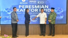 Gubernur Kepulauan Riau, Ansar Ahmad turut mendampingi Mendagri Tito Karnavian pada peresmian Kantor Pusat Promosi Investasi Daerah (PPID) di kawasan Pelita, Kota Batam, Selasa (20/1/2026). Foto: Biro Adpim Kepri