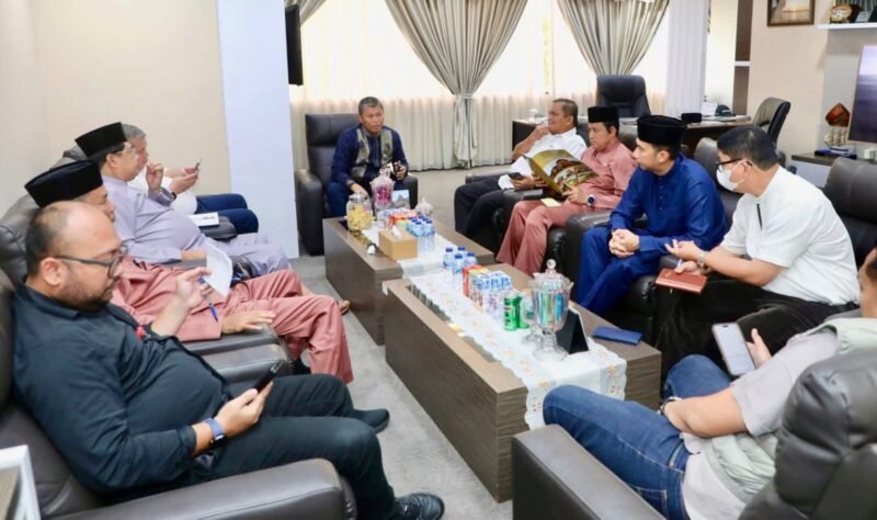 Sekretaris Daerah (Sekda) Kota Batam, Firmansyah, memimpin rapat koordinasi di Kantor Wali Kota Batam, Jumat (2/1/2026). Foto: Humas Diskominfo Batam