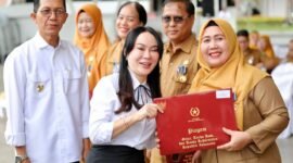 Wali Kota Batam Amsakar Achmad memimpin Apel Gabungan Pegawai Pemko Batam di Dataran Engku Putri, Batamcentre, Senin (5/1/2026). Foto: Humas Diakominfo Batam