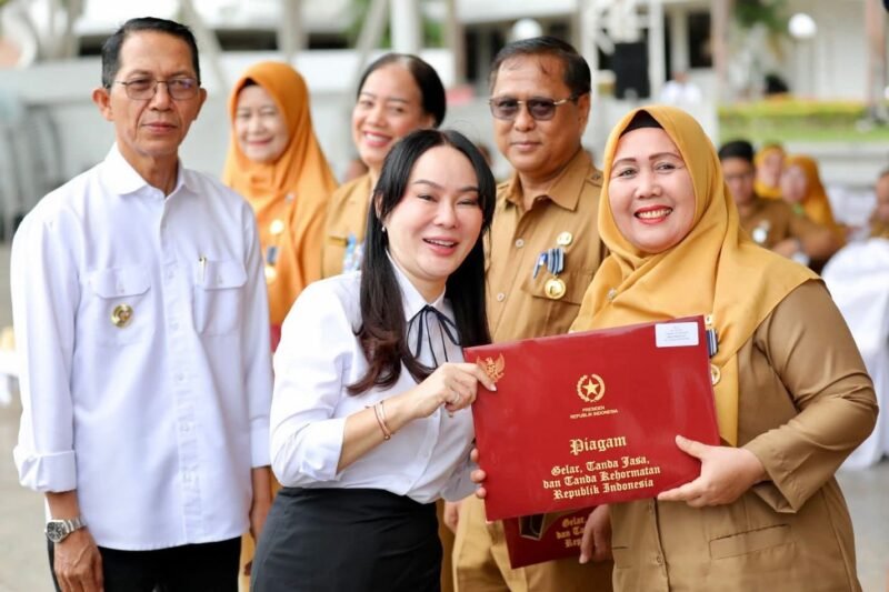 Wali Kota Batam Amsakar Achmad memimpin Apel Gabungan Pegawai Pemko Batam di Dataran Engku Putri, Batamcentre, Senin (5/1/2026). Foto: Humas Diakominfo Batam