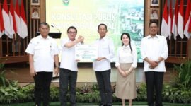 Pemko Batam menerima donasi PT PLN Batam uang sebesar Rp1,5 miliar di Lantai 4 Kantor Pemerintah Kota Batam. Wali Kota Batam, Selasa (6/1/2026). Foto: Humas Diskominfo Batam