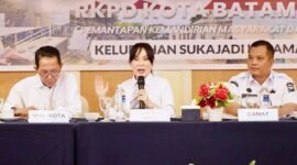 Wali Kota Batam Amsakar Achmad bersama Wakil Wali Kota Li Claudia Chandra turun langsung ke Musrenbang tingkat kelurahan 
Rabu (7/1/2026). Foto: Humas Diskominfo Batam.