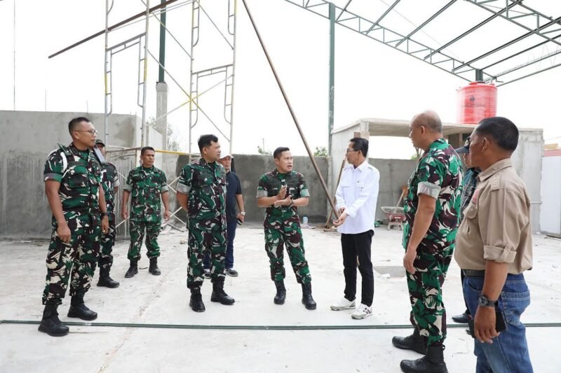 Pangdam XIX/Tuanku Tambusai, Mayjen TNI Agus Hadi Waluyo, meninjau pembangunan Koperasi Desa/Kelurahan Merah Putih di Tembesi, Sagulung, Kota Batam, Kamis (15/1/2026) kemarin. Foto: Humas Diskominfo Batam