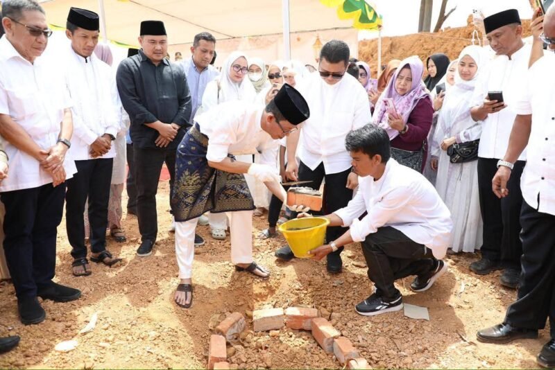 Wali Kota Batam, Amsakar Achmad, meletakkan batu pertama pembangunan Masjid Jami’ Al-Falah di Perumahan Central Hills Belian, Minggu (18/1/2025). Foto: Istimewa.