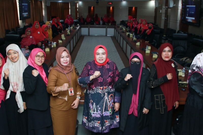 Panitia mempersiapkan kegiatan yang akan berlangsung Rabu (4/2/2026) di Masjid Sultan Mahmud Riayat Syah, Batam. Foto: Humas Diskominfo Batam