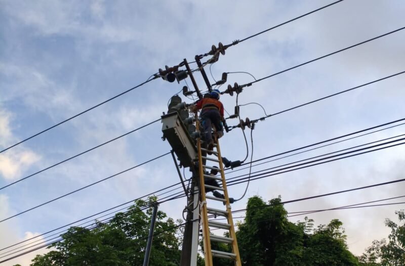 Petugas sedang melakukan perwatan kelitrikan PT PLN Batam. Foto: Istimewa