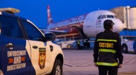 Petugas Bea Cukai tengah mengawasi proses bongkar muat barang penumpang pesawat di Bandara. Foto: Dokumen Bea Cukai