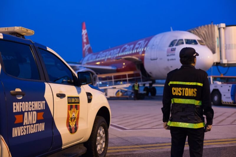 Petugas Bea Cukai tengah mengawasi proses bongkar muat barang penumpang pesawat di Bandara. Foto: Dokumen Bea Cukai