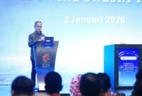 Ketua Dewan Komisioner OJK, Mahendra Siregar, saat membuka perdagangan perdana Bursa Efek Indonesia (BEI) 2026 di Jakarta, Jumat (2/1/2025). Foto: Humas OJK