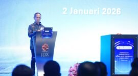 Ketua Dewan Komisioner OJK, Mahendra Siregar, saat membuka perdagangan perdana Bursa Efek Indonesia (BEI) 2026 di Jakarta, Jumat (2/1/2025). Foto: Humas OJK