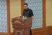 Anggota Bapemperda DPRD Kota Batam, Kamaruddin menyampaikan Ramperda Inisiatif DPRD Kota Batam tentang Lembaga Adat Melayu (LAM), saat Rapat Paripurna, Rabu (7/1/2026). Foto: Humas Sekwan Batam


 