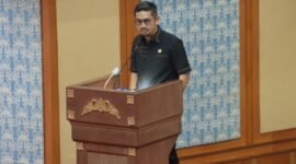 Anggota Bapemperda DPRD Kota Batam, Kamaruddin menyampaikan Ramperda Inisiatif DPRD Kota Batam tentang Lembaga Adat Melayu (LAM), saat Rapat Paripurna, Rabu (7/1/2026). Foto: Humas Sekwan Batam


 