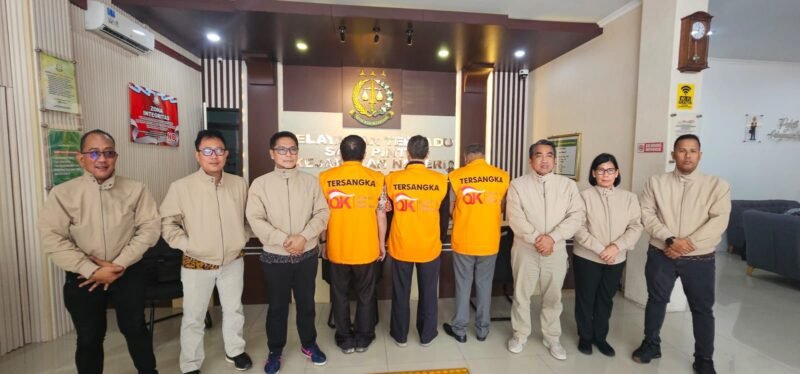 OJK) menyerahkan tersangka kasus manipulasi saham PT Sriwahana Adityakarta, Tbk (SWAT) ke Kejaksaan Negeri Boyolali. Foto: Istimewa