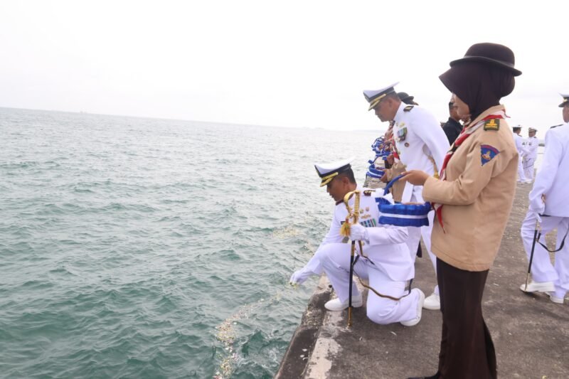TNI Angkatan Laut Kodaeral IV Koarmada RI menggelar upacara dan tabur bunga di Mako Kodaeral IV Batam, Kamis (15/1/2026). Foto: Istimewa