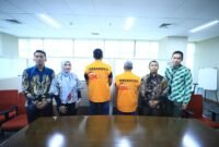 Kamis (22/1/2026), penyidik OJK menyerahkan tersangka AAG dan APP beserta barang bukti kepada Kejaksaan Negeri Jakarta Selatan. Foto: Istimewa