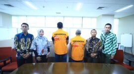 Kamis (22/1/2026), penyidik OJK menyerahkan tersangka AAG dan APP beserta barang bukti kepada Kejaksaan Negeri Jakarta Selatan. Foto: Istimewa