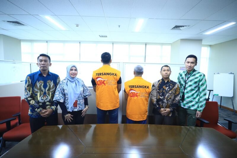 Kamis (22/1/2026), penyidik OJK menyerahkan tersangka AAG dan APP beserta barang bukti kepada Kejaksaan Negeri Jakarta Selatan. Foto: Istimewa